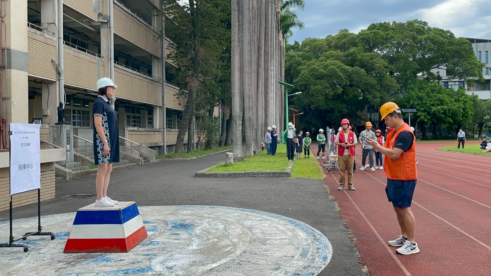 指揮官聽取現場匯報