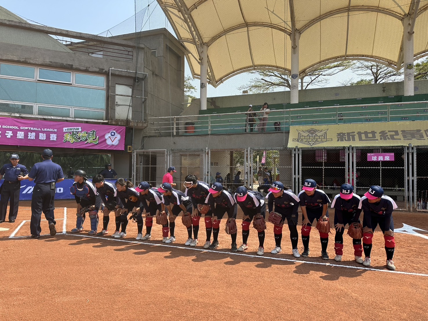 女子壘球隊參加「112學年度中小學女子壘球聯賽，榮獲第八名(3)！